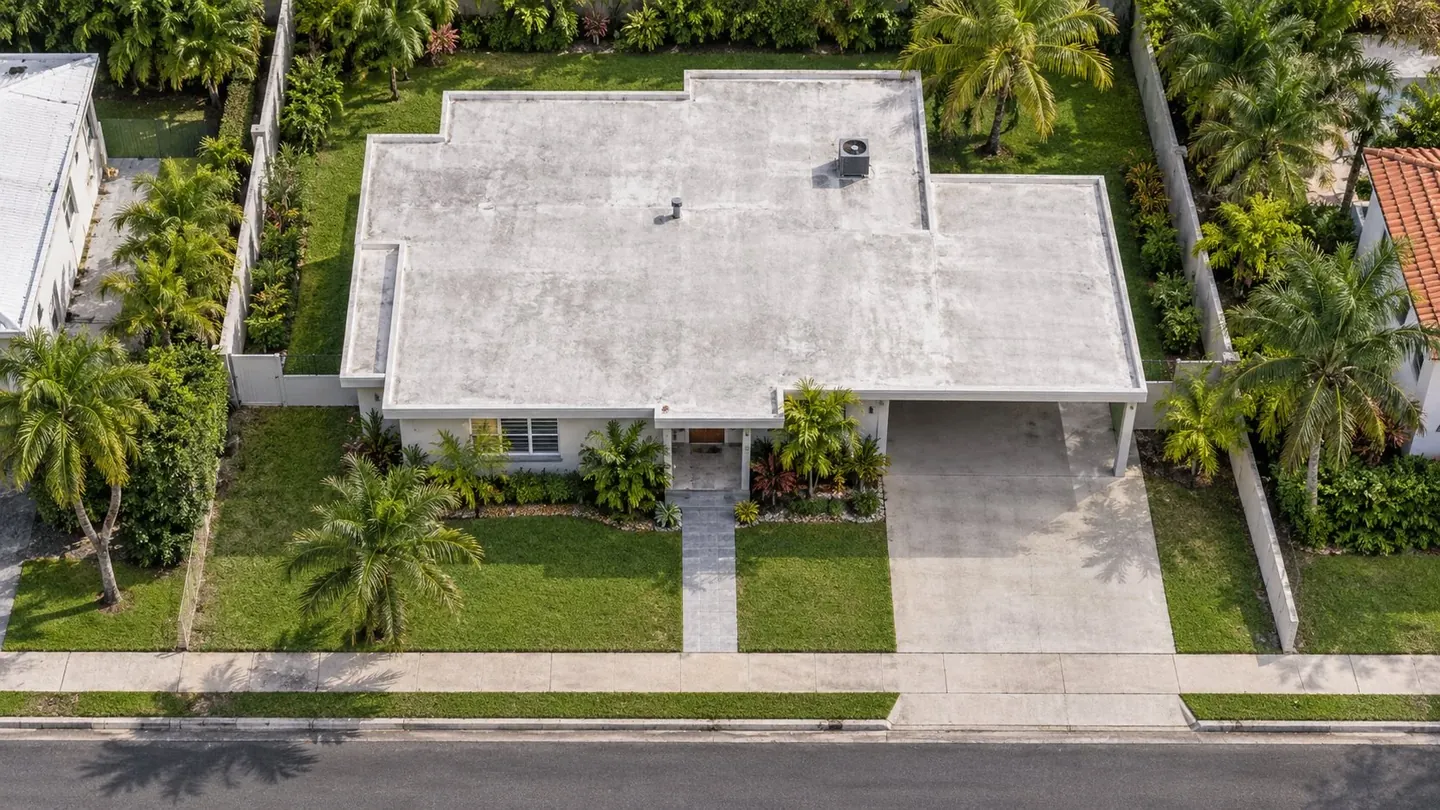 Vista aérea de una casa con el techo, la marquesina y la acera visibles